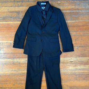 Boys2 piece Black Suit size 8, Issac Mizrahi jacket & pants,WITH shirt and tie